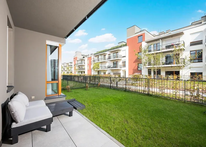 Wilanow Sarmacka With Garden By Bookinghost شقة